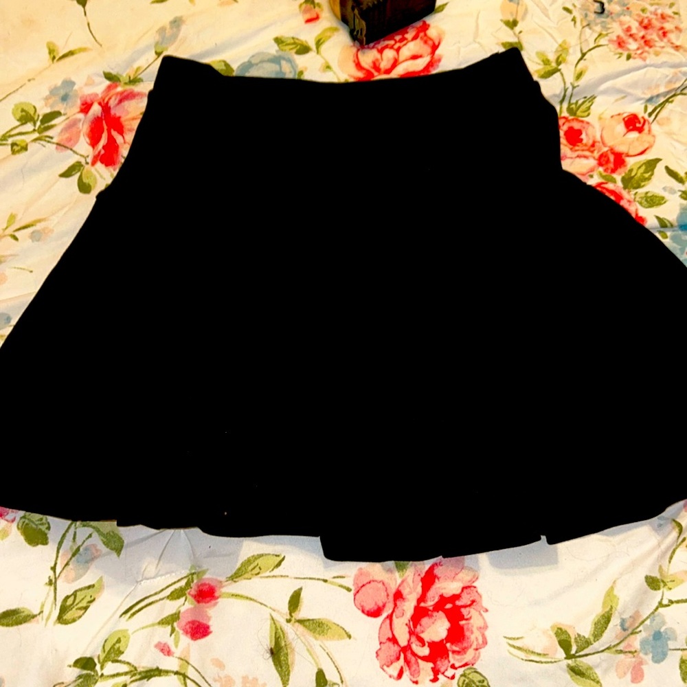 Fashion Nova When Good Meets Bad Pleated mini skort size small 🖤✔️🐝